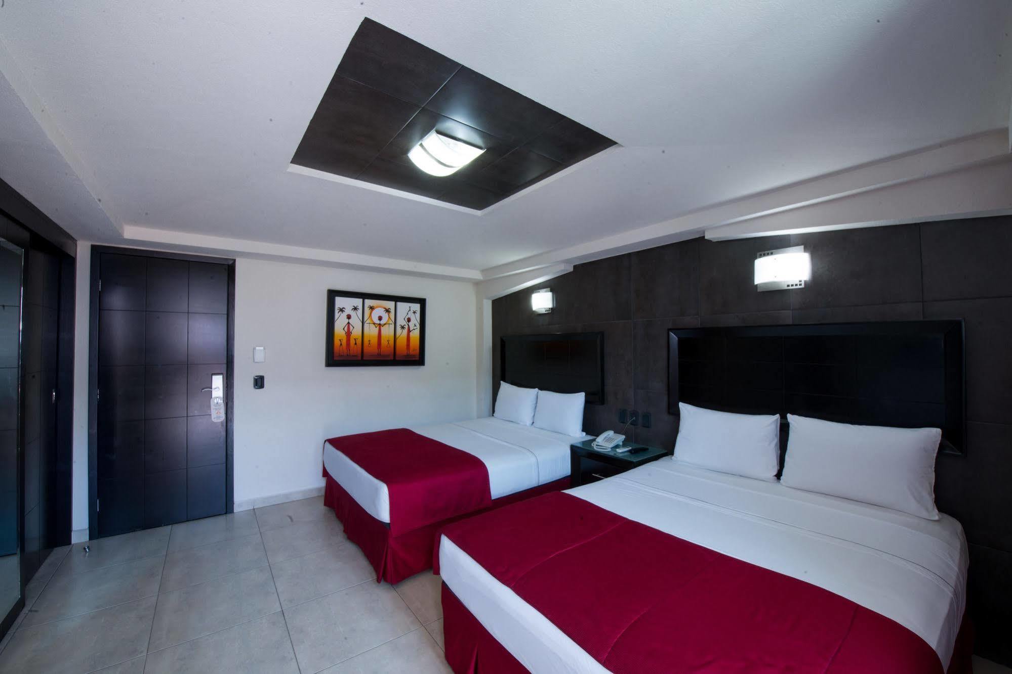 Hotel Portonovo Plaza Malecon Puerto Vallarta Bagian luar foto
